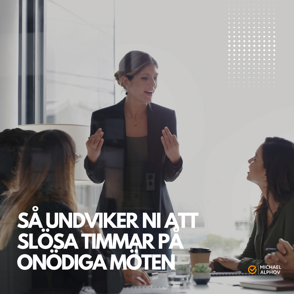 En grupp kollegor sitter runt ett konferensbord och deltar i ett fokuserat möte. En person håööer en presentation med ett tydlig agenda med syfte och mål uppsatta. En person leder mötett och de andra antecknar och engagerar sig i diskussionen.