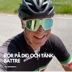 Michael Alphov som cyklar i soligt landskap med texten "Rör på dig och tänk bättre" – fokus på hur rörelse främjar kreativitet och fokus