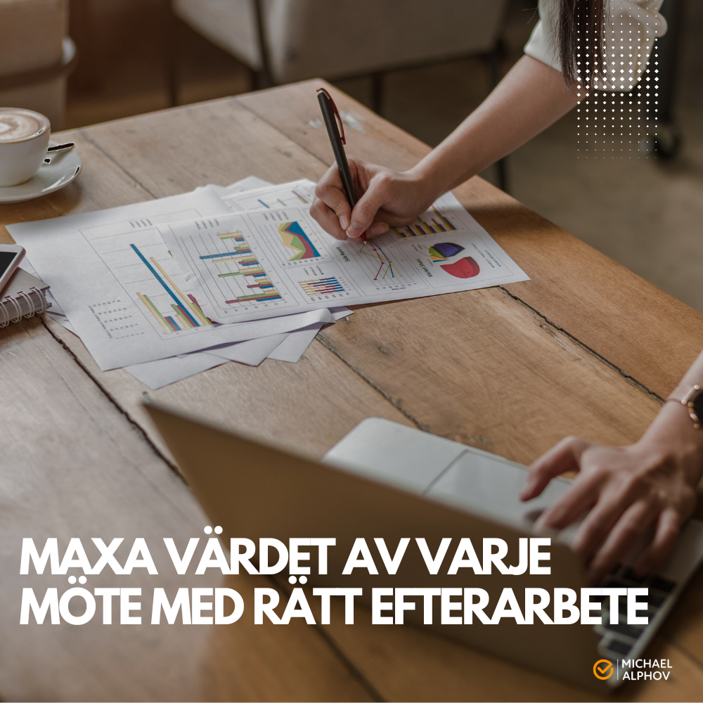 En person sitter vid ett träbord med en laptop, anteckningsblock och papper med färgglada diagram och grafer. Personen skriver anteckningar med en penna, och bredvid står en cappuccino.