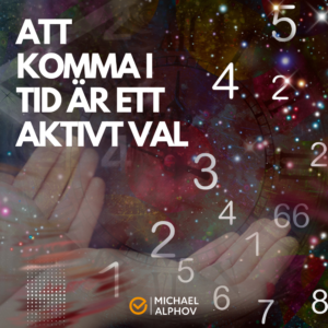 Texten “Att komma i tid är ett aktivt val” syns i vitt mot en bakgrund av siffror, stjärnor och klockor. Designen förmedlar ett budskap om tid, fokus och medvetna val.