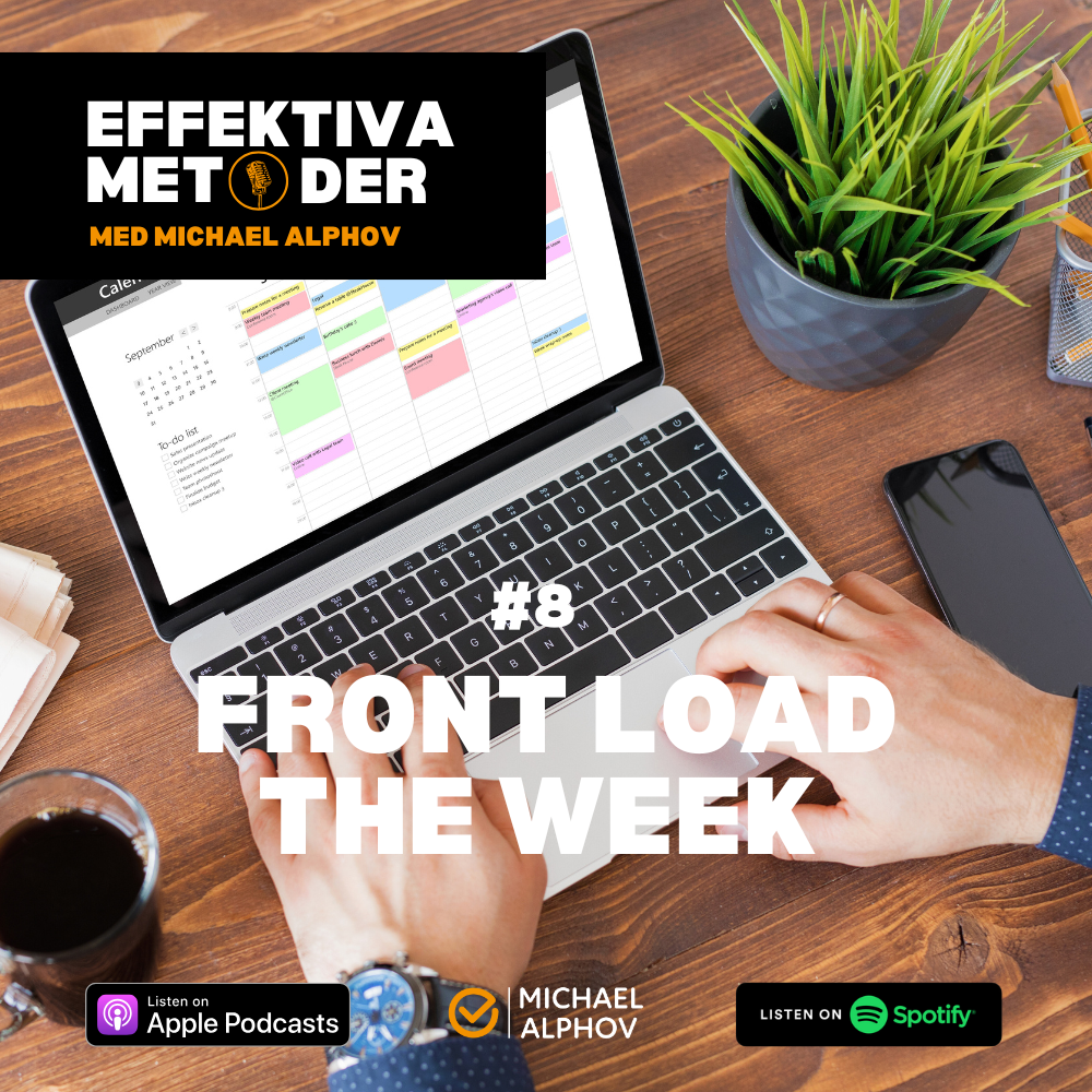 Person arbetar vid en laptop med veckoplanering på skärmen. Texten “Effektiva Metoder med Michael Alphov – #8 Front Load the Week” visas tydligt tillsammans med logotyper för Apple Podcasts och Spotify.