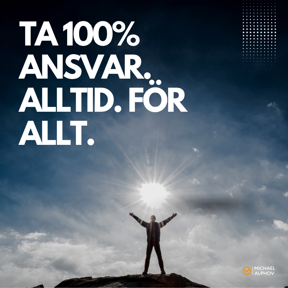 Person står på en bergstopp med armarna uppsträckta mot himlen där solen skiner starkt. Texten lyder: "Ta 100 % ansvar… Alltid. För allt."