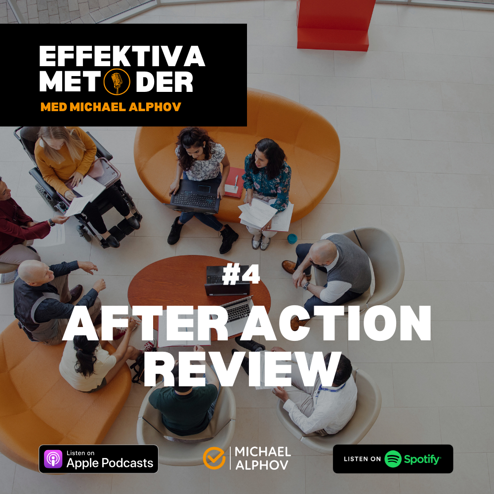 En grupp människor sitter i en cirkel i en ljus, modern lokal. De diskuterar och arbetar med laptops och papper. Texten "Effektiva Metoder med Michael Alphov – #4 After Action Review" är överlagrad på bilden, tillsammans med logotyper för Apple Podcasts och Spotify.
