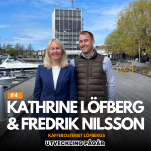Kathrine Löfberg och Fredrik Nilsson står leende på en brygga med båtar och Löfbergs skrapa i bakgrunden. Text på bilden visar deras namn och att de medverkar i avsnitt 4 av podden "Utveckling Pågår".