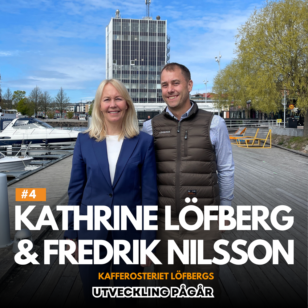 Kathrine Löfberg och Fredrik Nilsson står leende på en brygga med båtar och Löfbergs skrapa i bakgrunden. Text på bilden visar deras namn och att de medverkar i avsnitt 4 av podden "Utveckling Pågår".