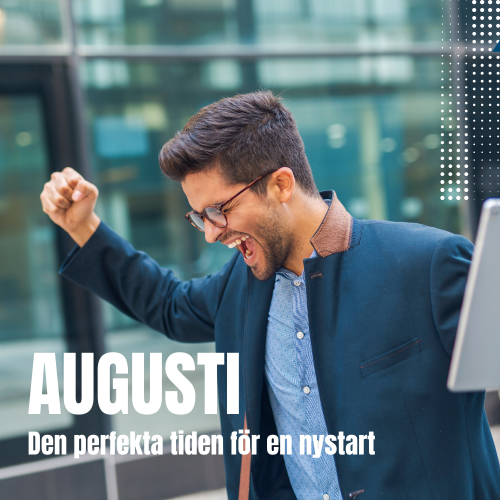 En man i kostym och glasögon jublar med höjd knytnäve utomhus framför en kontorsbyggnad. Text på bilden: "Augusti – den perfekta tiden för en nystart". Augusti är det nya januari