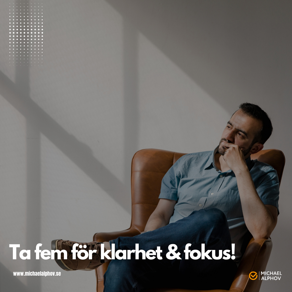 Man sitter i en fåtölj och funderar – text på bilden: "Ta fem för klarhet & fokus!".