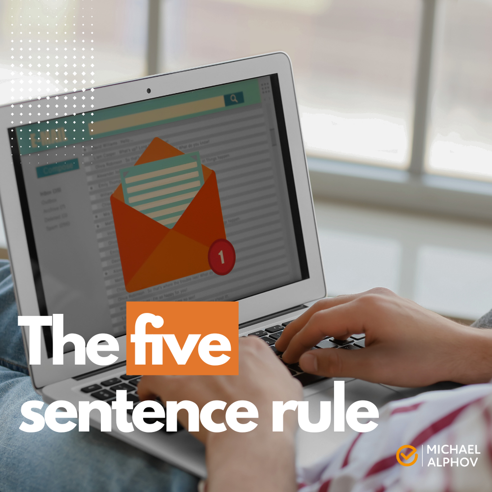 Person skriver på laptop med ett öppet mejlprogram på skärmen. En stor ikon med ett orange kuvert och en notifiering syns. Text på bilden: “The five sentence rule”.