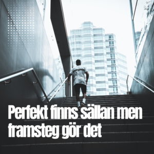 En person går uppför en trappa i stadsmiljö med moderna kontorsbyggnader i bakgrunden och texten ”Perfekt finns sällan men framsteg gör det”.