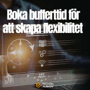 Grafisk bild med texten “Boka bufferttid för att skapa flexibilitet”. I bakgrunden syns en suddig arbetsmiljö med en laptop och digitala ikoner som symboliserar tid, planering och struktur. Michael Alphovs logotyp syns längst ner.