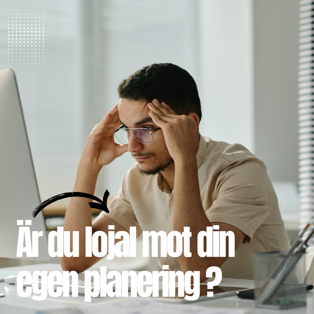 Man sitter vid en dator med händerna mot tinningarna och ser fokuserad men pressad ut. Texten på bilden lyder: “Är du lojal mot din egen planering?”