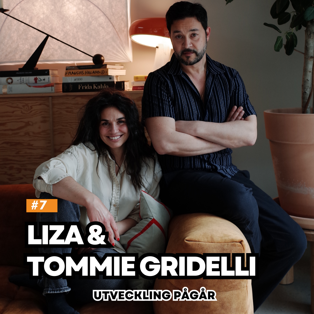 Liza och Tommie Gridelli sitter tillsammans i en varm och stilren inomhusmiljö. Liza sitter avslappnat och ler mot kameran, medan Tommie sitter bredvid med armarna i kors. Texten på bilden lyder: ”#7 Liza & Tommie Gridelli – Utveckling pågår”.