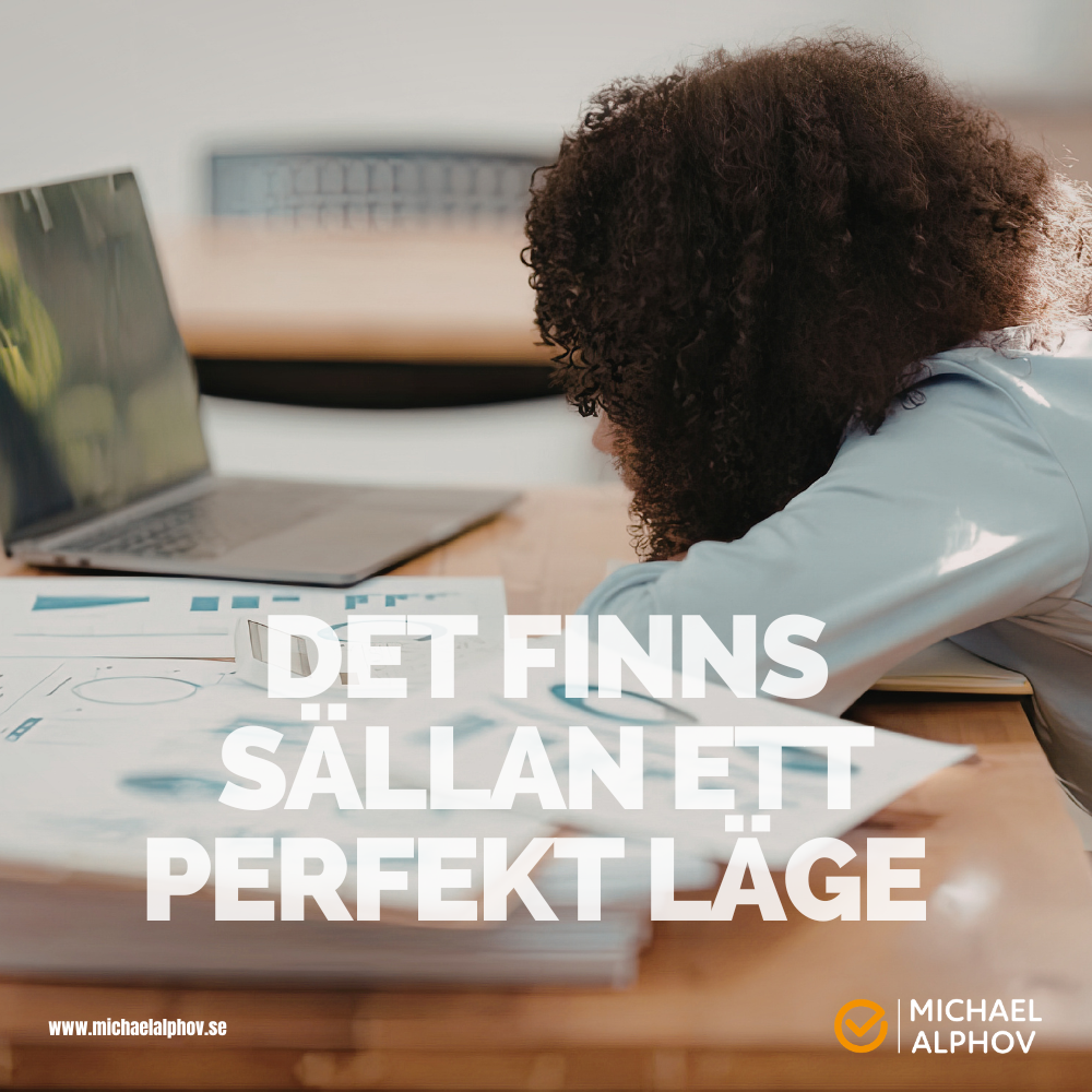 Person sitter vid skrivbord med huvudet lutat mot armarna framför en laptop och papper – texten “Det finns sällan ett perfekt läge” över bilden.