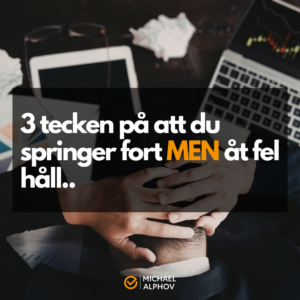 Person sitter vid skrivbord med händerna i huvudet framför laptop, surfplatta och papper. Text i bilden: “3 tecken på att du springer fort MEN åt fel håll”.