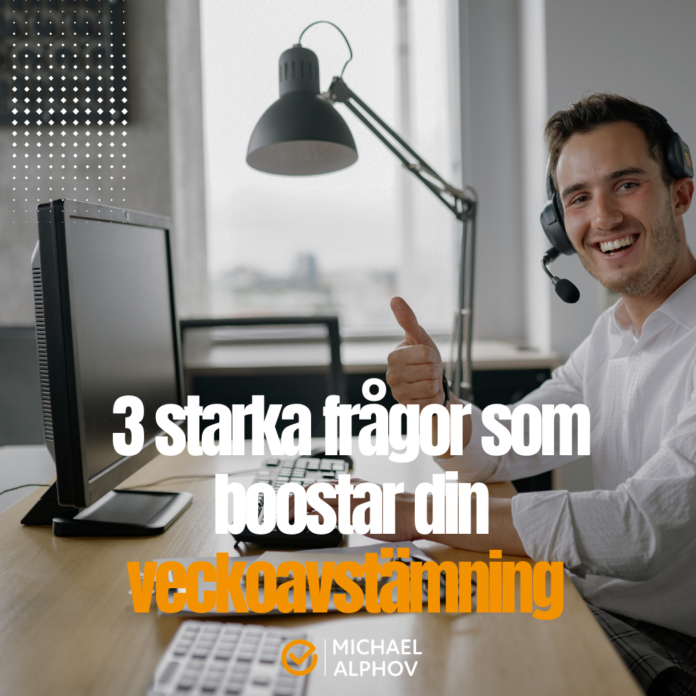 Man som sitter vid skrivbord framför dator med headset och tummen upp – illustration till tre frågor som förbättrar din veckoavstämning och veckoplanering.