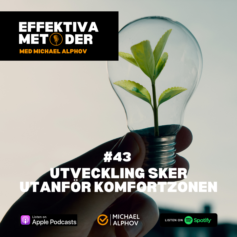 Hand håller en glödlampa med en växande planta inuti och texten “Utveckling sker utanför komfortzonen” från podden Effektiva Metoder.
