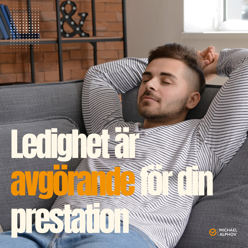 Man ligger avslappnad på en soffa med händerna bakom huvudet och ögonen stängda. Text i bilden: “Ledighet är avgörande för din prestation”.