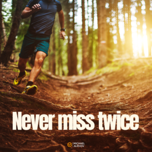 Person som springer i skogen på en stig i motljus med texten “Never miss twice”.
