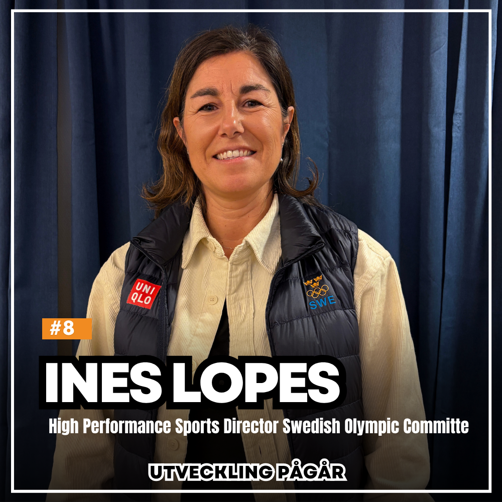 Porträtt av Ines Lopes framför mörkblå gardin, iförd beige skjorta och svart väst med SWE- och Uniqlo-loggor, med texten “Ines Lopes – High Performance Sports Director Swedish Olympic Committee”.