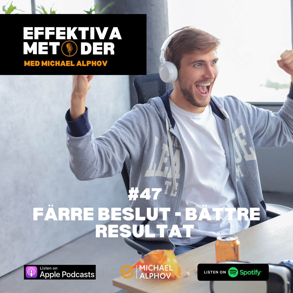 Man med hörlurar sitter vid skrivbord och firar med uppsträckta armar, med texten “Effektiva Metoder med Michael Alphov” och “Färre beslut – bättre resultat”.