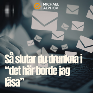 Person skriver på laptop med många mejlikoner som flyger runt skärmen, symboliserar informationsöverflöd och full inkorg.