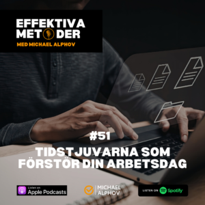 En leende man med headset sitter vid ett skrivbord framför en dator och ger tummen upp. På bilden står texten: “Gör samma saker vid samma tillfälle.”