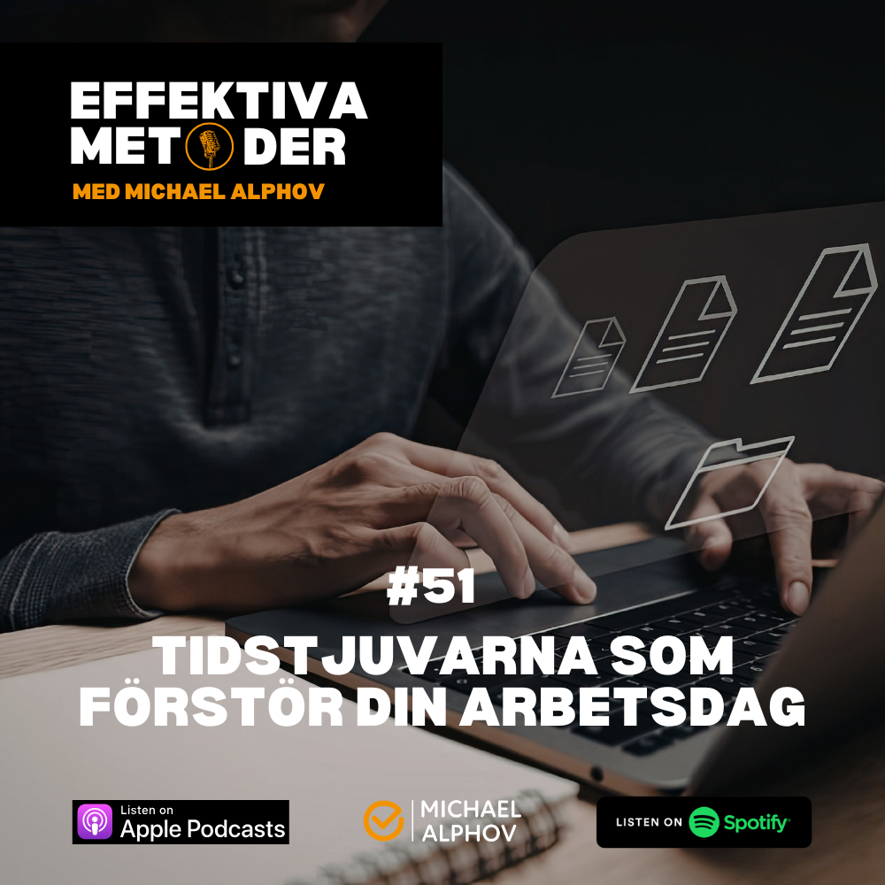 En leende man med headset sitter vid ett skrivbord framför en dator och ger tummen upp. På bilden står texten: “Gör samma saker vid samma tillfälle.”