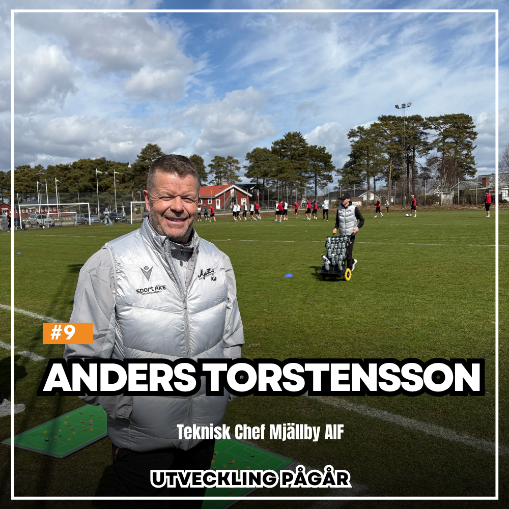 Anders Torstensson, teknisk chef i Mjällby AIF, står vid sidan av träningsplanen under en träning på Strandvallen. I bakgrunden syns spelare i full aktivitet medan ledarstaben arbetar med förberedelser och material på planen. Bilden används som omslag till podcasten Utveckling pågår.