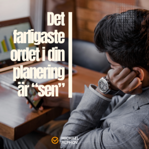 En man i kostym sitter vid ett skrivbord och håller sig för pannan medan han tittar mot en laptop och en mobiltelefon. Över bilden står texten: “Det farligaste ordet i din planering är ‘sen’”. Bilden förmedlar stress, uppskjutande och mental belastning kopplat till planering och arbete.