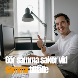 En leende man med headset sitter vid ett skrivbord framför en dator och ger tummen upp. På bilden står texten: “Gör samma saker vid samma tillfälle.” samt en mindre ruta för Måndagsmotivation med Michael Alphov.