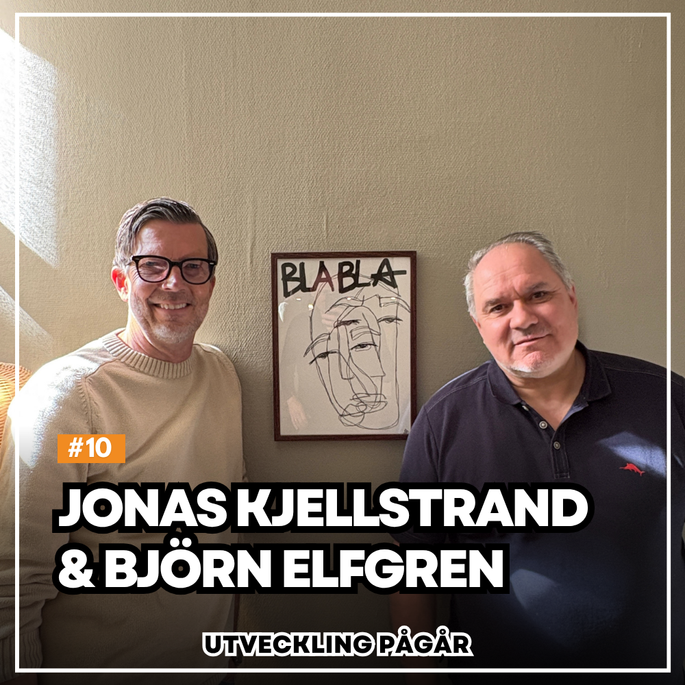 Porträttbild från podden Utveckling Pågår där Jonas Kjellstrand och Björn Elfgren står bredvid varandra framför en beige vägg. Mellan dem hänger en tavla med texten ”BLABLA”. Solen faller in från vänster och skapar ett varmt ljus över bilden. Omslaget innehåller avsnittsnummer 10 samt namnen Jonas Kjellstrand och Björn Elfgren.