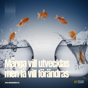 Illustration med guldfiskar som hoppar mellan två fiskskålar fyllda med vatten. Texten i bilden lyder: “Många vill utvecklas men få vill förändras”. Bilden symboliserar modet att lämna det trygga för att kunna växa och utvecklas.