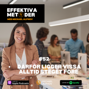 Omslagsbild för podden Effektiva Metoder med Michael Alphov. En leende kvinna står längst fram på ett modernt kontor med armarna i kors medan kollegor arbetar i bakgrunden. Texten på bilden lyder: “#52 Därför ligger vissa alltid steget före”. Logotyp för Apple Podcasts och Spotify syns längst ner.