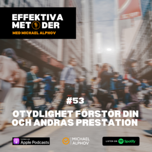 Omslagsbild till podcasten Effektiva Metoder med Michael Alphov. Bilden visar en suddig stadsmiljö med människor i rörelse över ett övergångsställe, vilket symboliserar stress, tempo och mental belastning. Texten på bilden lyder: “#53 Otydlighet förstör din och andras prestation”.