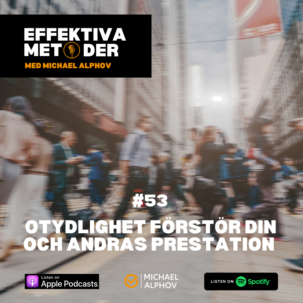 Omslagsbild till podcasten Effektiva Metoder med Michael Alphov. Bilden visar en suddig stadsmiljö med människor i rörelse över ett övergångsställe, vilket symboliserar stress, tempo och mental belastning. Texten på bilden lyder: “#53 Otydlighet förstör din och andras prestation”.